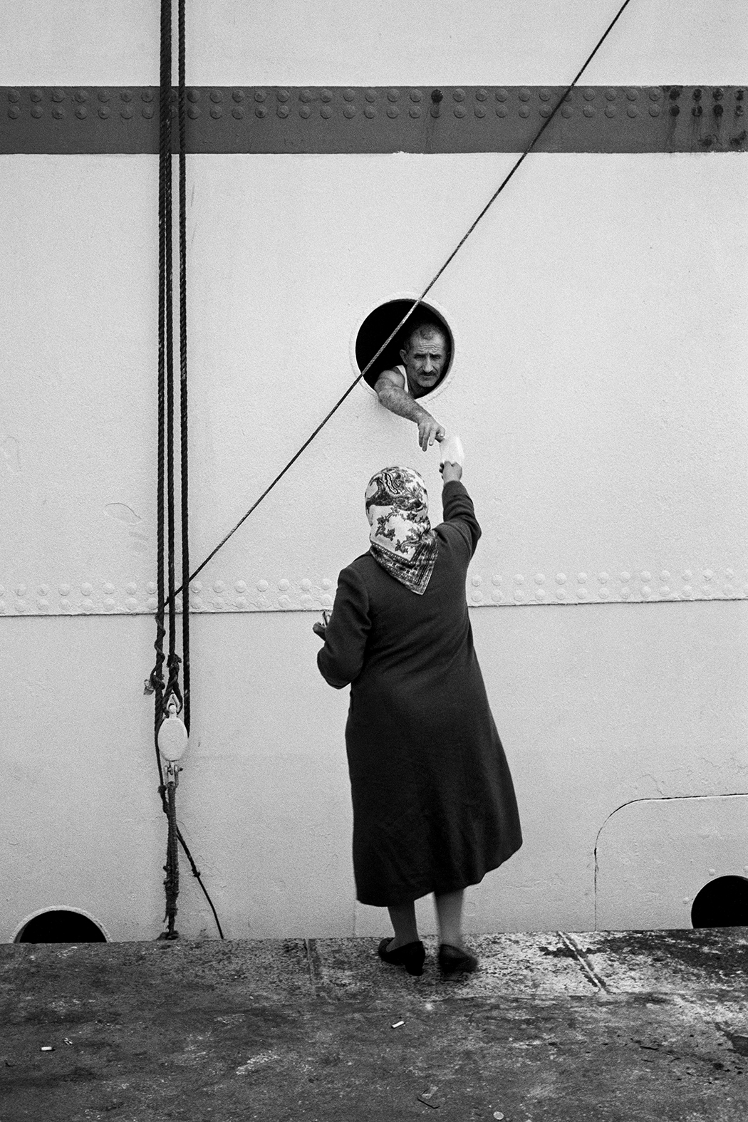 Ara Güler - Galata kikötő, Isztambul, 1962 © Ara Güler Museum | Ara Güler - Galata Docks, Istanbul, 1962 © Ara Güler Museum