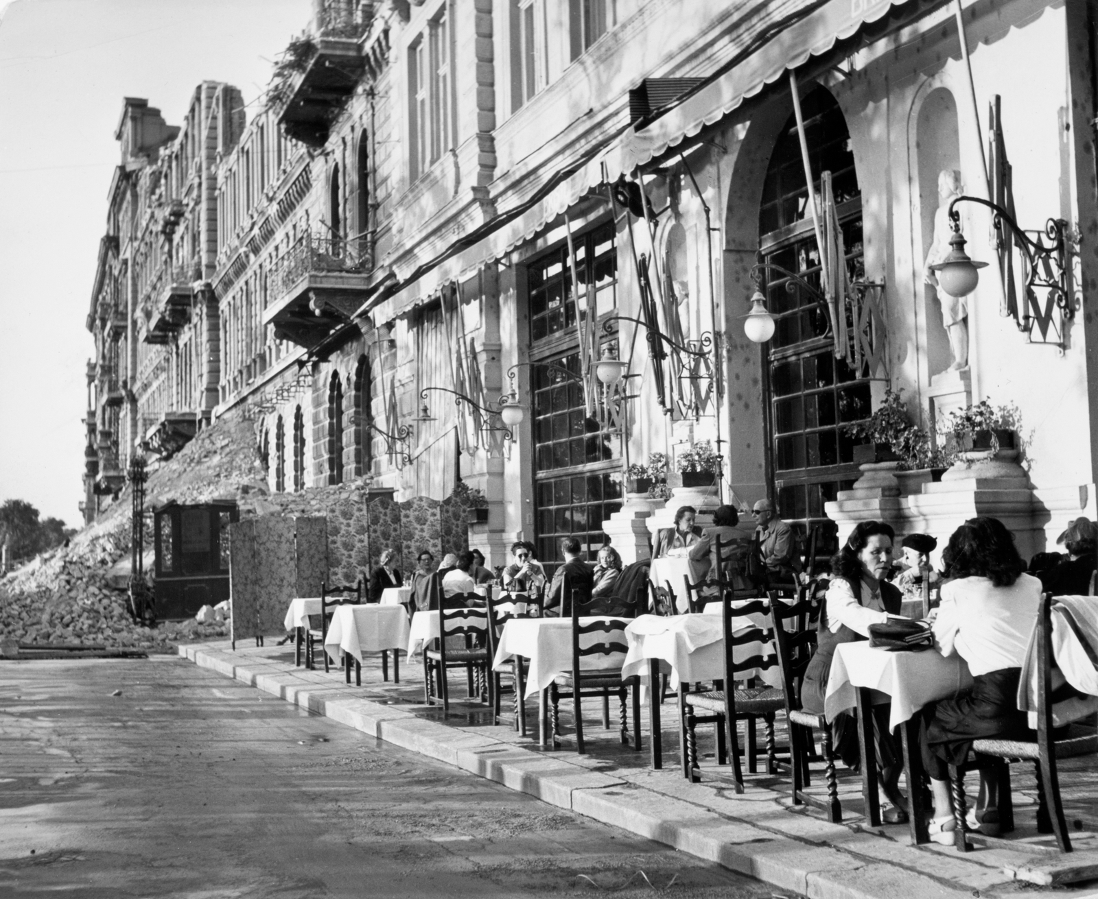 [A Bristol Szálló terasza a romok között, Budapest], 1948, Robert Capa, Courtesy International Center of Photography | [Terrace of the Hotel Bristol among the ruins, Budapest], 1948, Robert Capa, Courtesy International Center of Photograph
