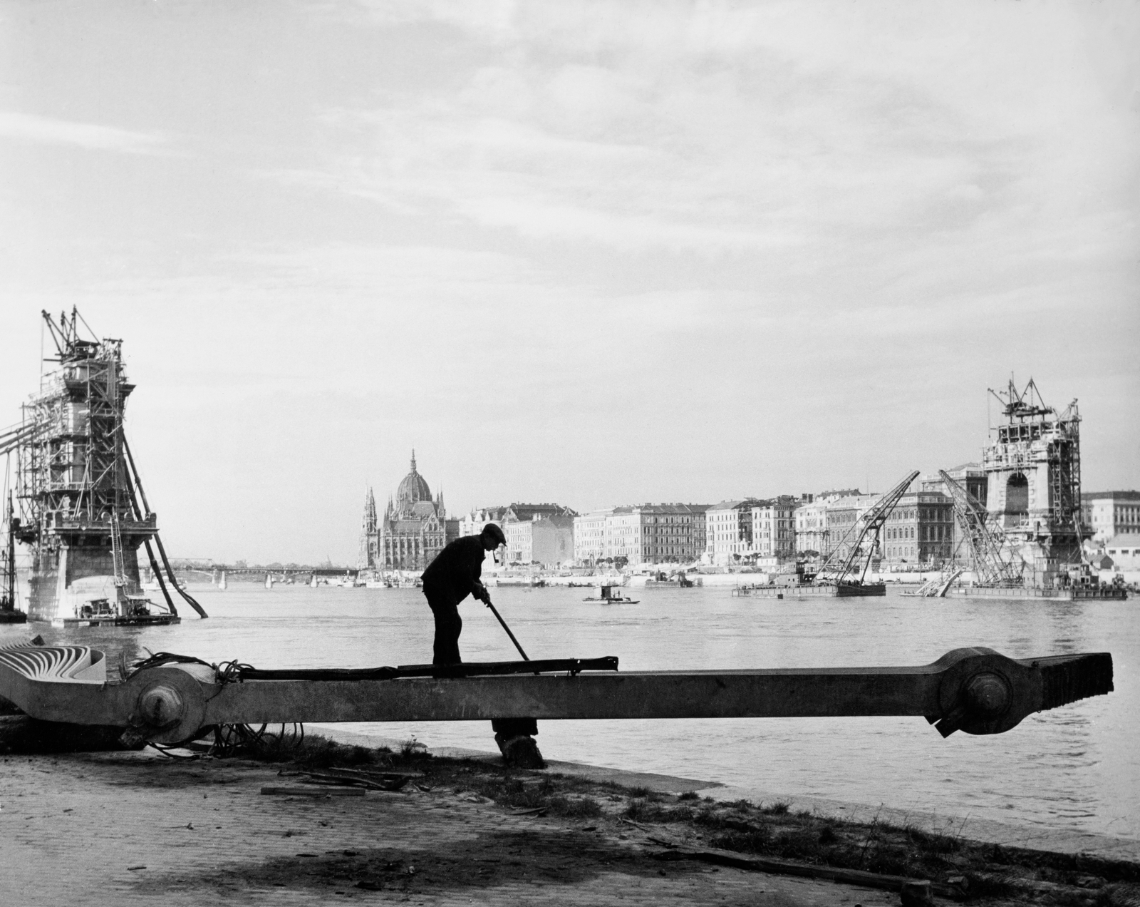 [A második világháborúban elpusztított Lánchíd újjáépítésén dolgozó munkás, Budapest], 1948, Robert Capa, Courtesy International Center of Photography | [Man working on the rebuilding of the Chain Bridge destroyed in World War II, Budapest], 1948, Robert Capa, Courtesy International Center of Photography 