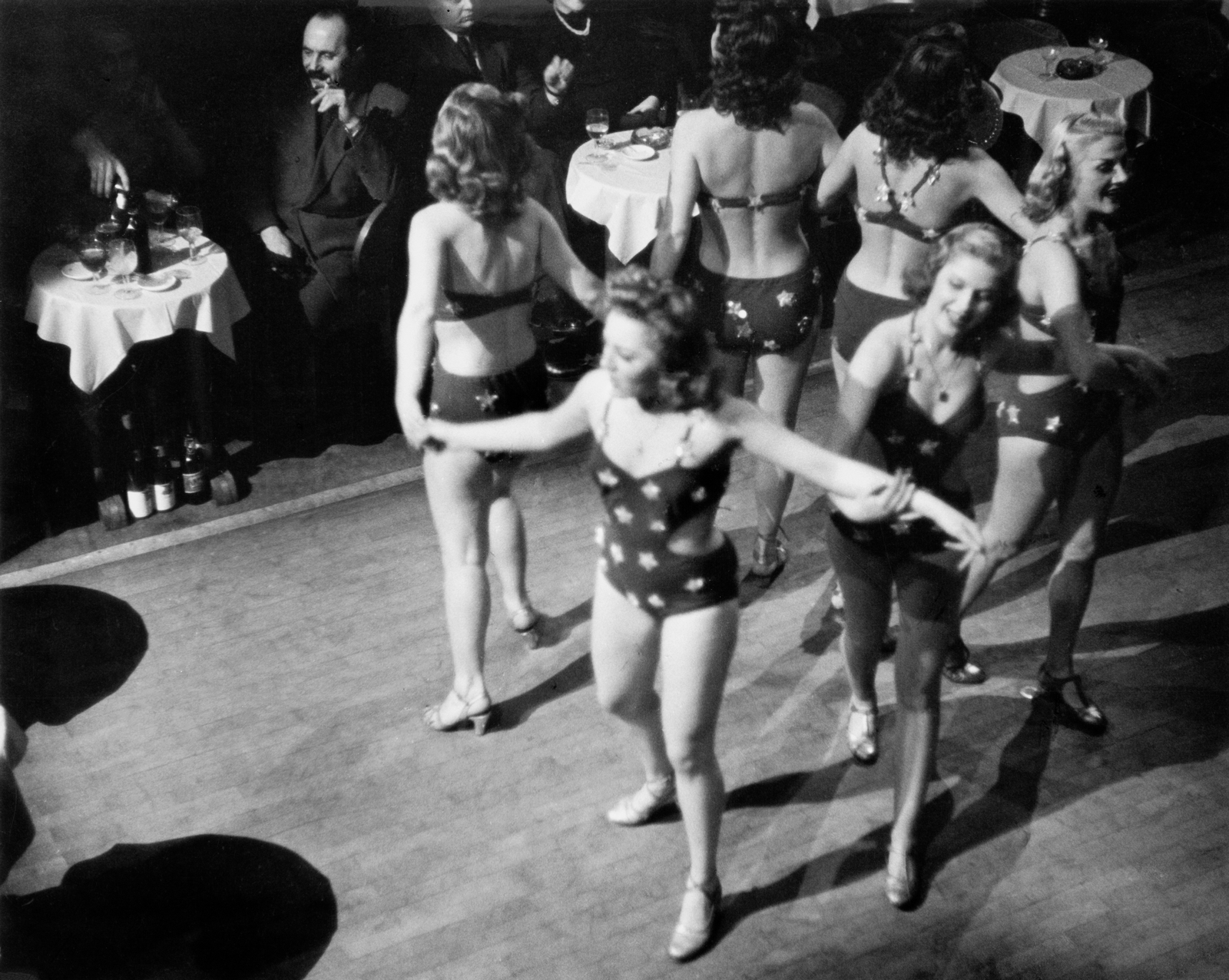 [Táncosnők egy mulatóban, Budapest], 1948, Robert Capa, Courtesy International Center of Photography | [Dancers in a nightclub, Budapest], 1948, Robert Capa, Courtesy International Center of Photography