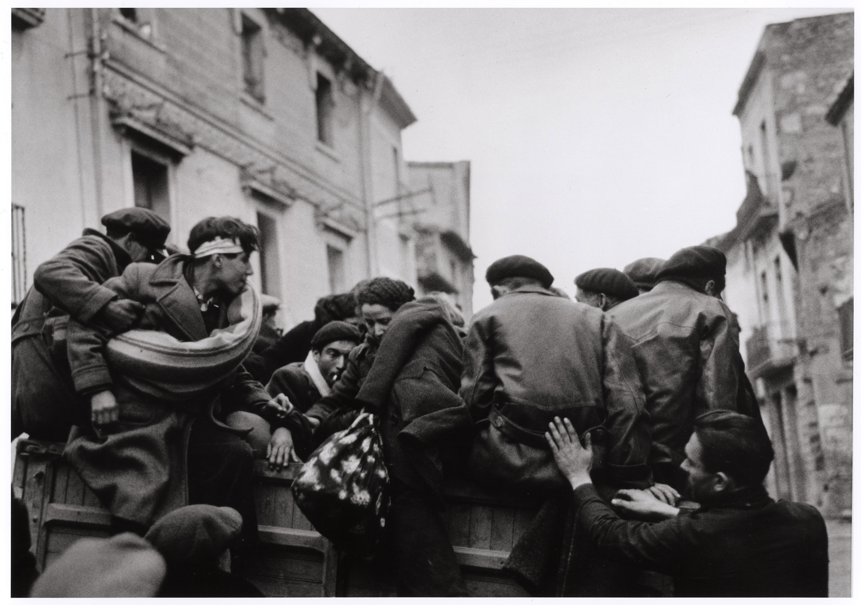 Refugees on a truck fleeing Barcelona and seeking asylum in France, along the road to the French border, Spain, January 25-27, 1939 Robert Capa / International Center of Photography / Magnum Photos / Capa Center – Budapest Photos: Hungarian Collection of The Robert Capa Photographs – Robert Capa Contemporary Photography Center, Budapest 