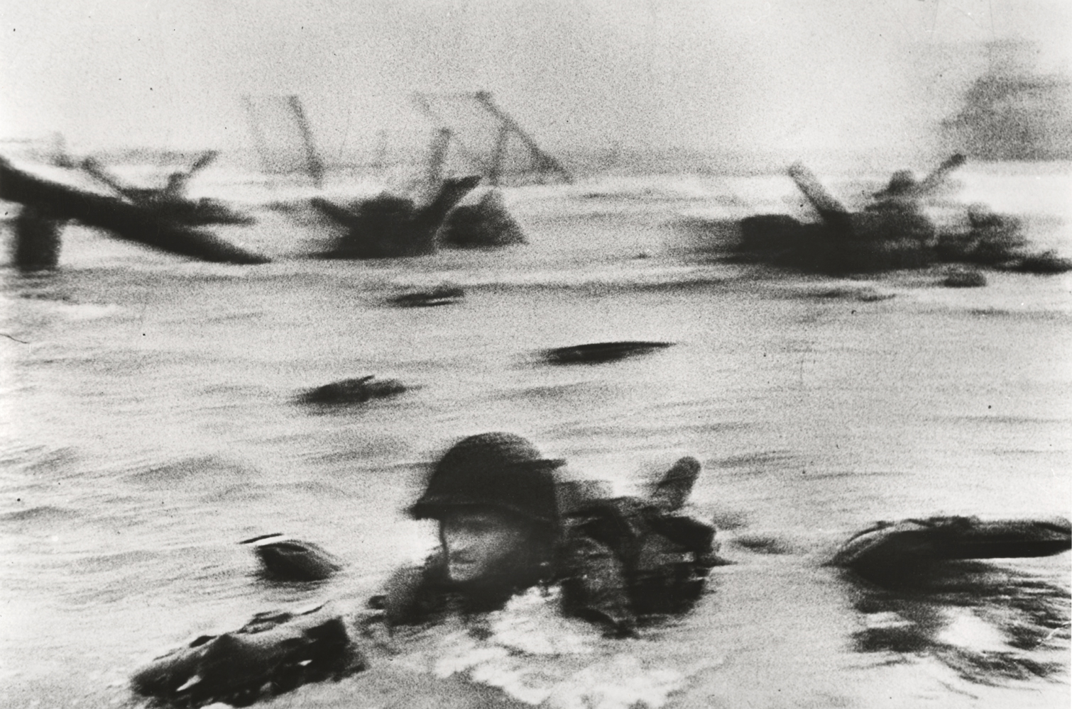 American troops landing on Omaha Beach, D-Day, Normandy, France, June 6, 1944 Robert Capa / International Center of Photography / Magnum Photos / Capa Center – Budapest Photos: Hungarian Collection of The Robert Capa Photographs – Robert Capa Contemporary Photography Center, Budapest 