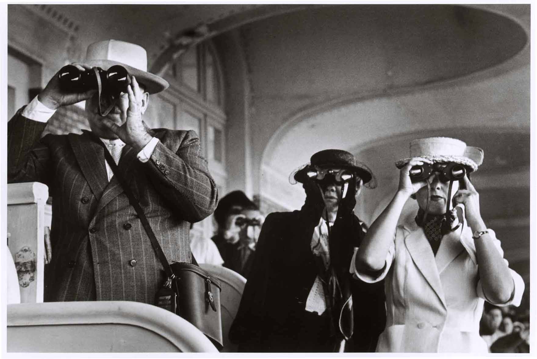 Watching the horse races, Deauville, France, August 1952 Robert Capa / International Center of Photography / Magnum Photos / Capa Center – Budapest Photos: Hungarian Collection of The Robert Capa Photographs – Robert Capa Contemporary Photography Center, Budapest 