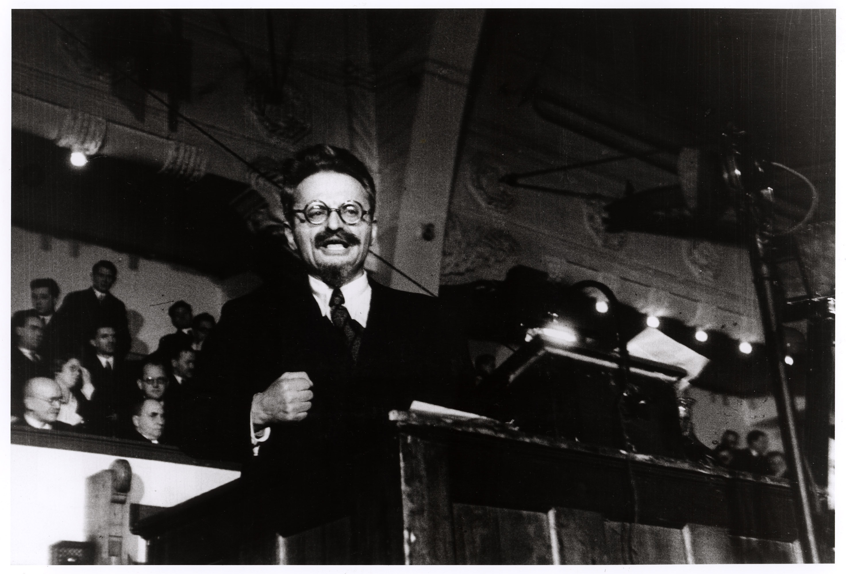Lev Trockij az orosz forradalom történetéről tart előadást dán diákoknak. Koppenhága, Dánia, 1932. november 27. | [Leon Trotsky lecturing Danish students on the history of the Russian Revolution, Copenhagen, Denmark], November 27, 1932 Magyarországi Robert Capa képek gyűjteménye © International Center of Photography/Magnum Photos/Robert Capa Kortárs Fotográfiai Központ 