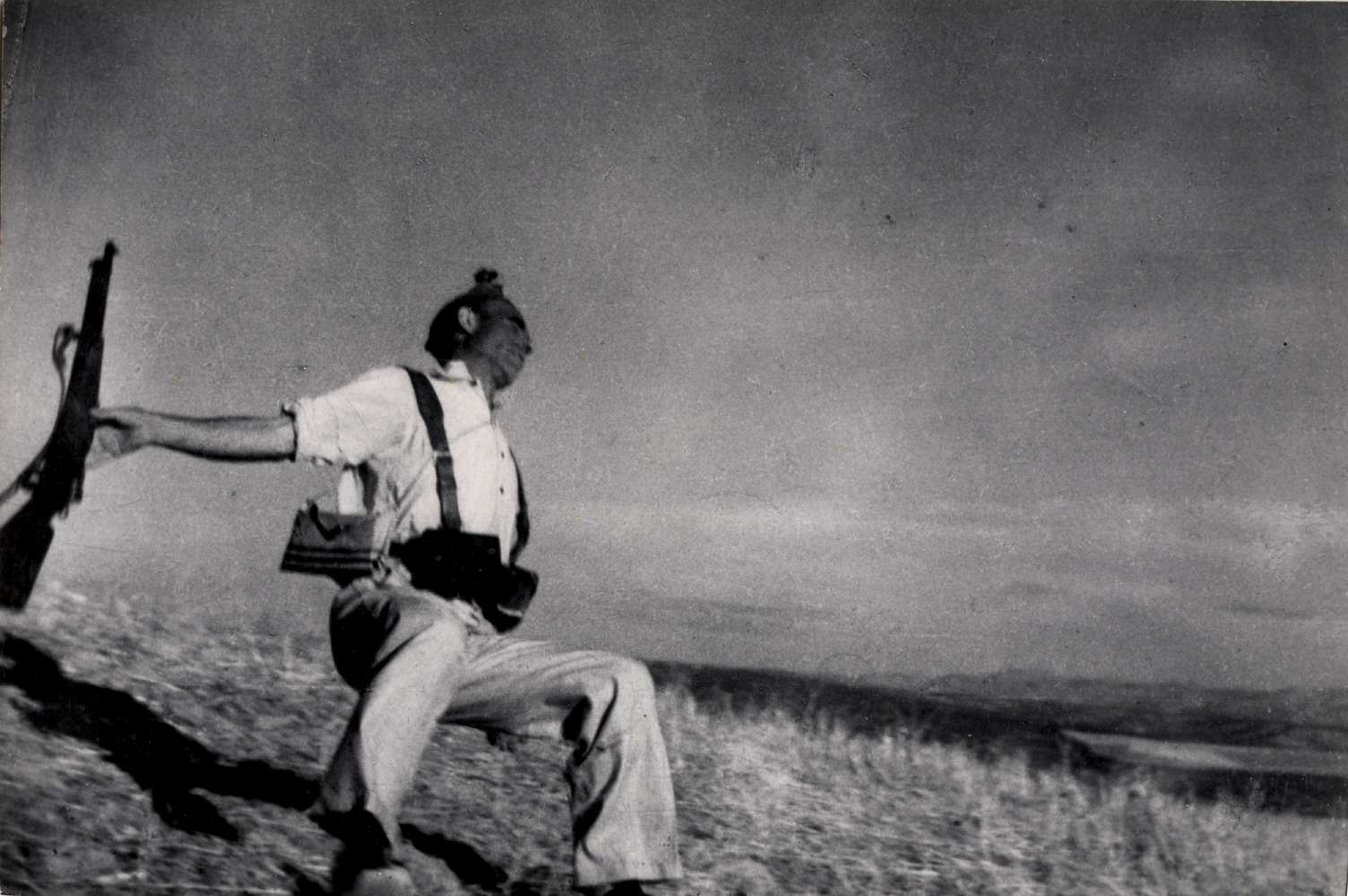 A milicista halála. Espejo közelében, córdobai front, Spanyolország, 1936. szeptember eleje | [Death of a Loyalist militiaman near Espejo, Córdoba front, Spain], early September 1936 Magyarországi Robert Capa képek gyűjteménye © International Center of Photography/Magnum Photos/Robert Capa Kortárs Fotográfiai Központ  