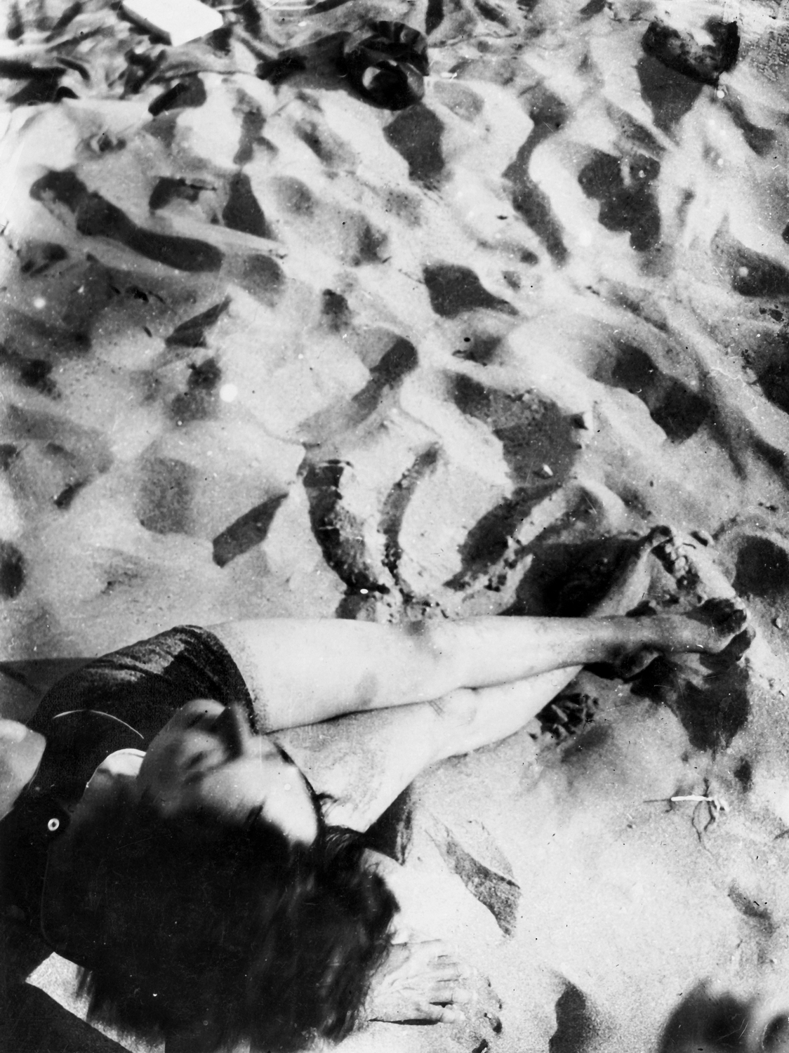 Sulla sabbia c.1925 │ In The Sand c. 1925 Source: Moholy-Nagy Foundation