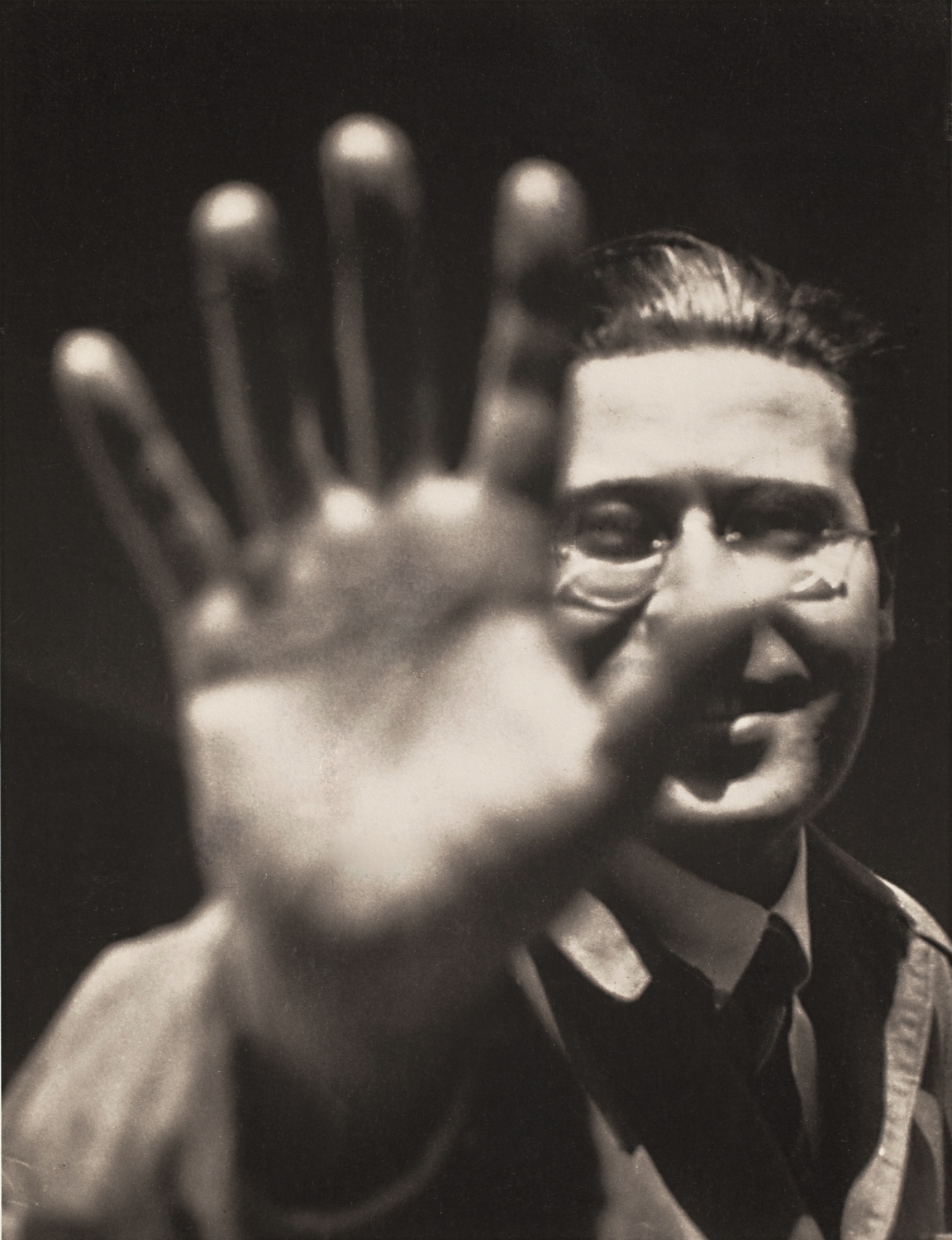Autoritratto con palmo di mano, gelatina d’ argento, 1925-1929 │ Selbstportrait mit Hand (Self-Portrait with  Hand), gelatin silver print, 1925-1929 Source: Moholy-Nagy Foundation