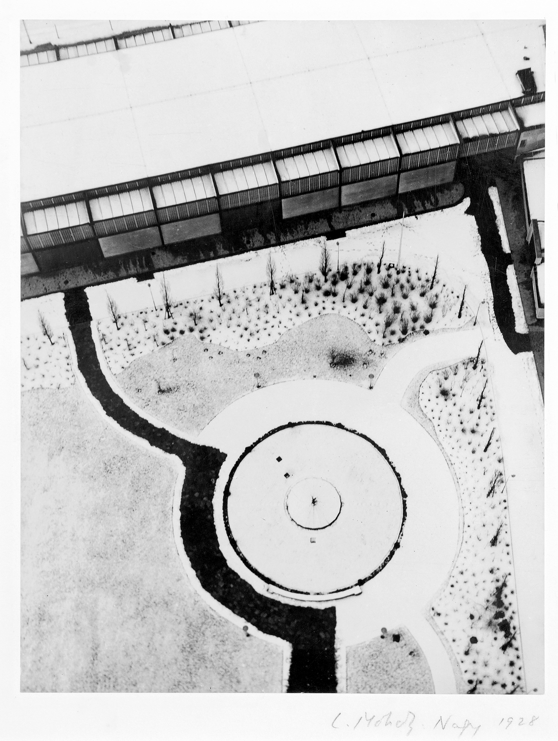 Dall\'alto della torre radio di Berlino, stampa alla gelatina d\'argento 1928–1929 | Blick vom Berliner Funkturm im Winter (View from the Berlin Radio Tower in  Winter), gelatin silver print, 1928–1929 Source: Moholy-Nagy Foundation