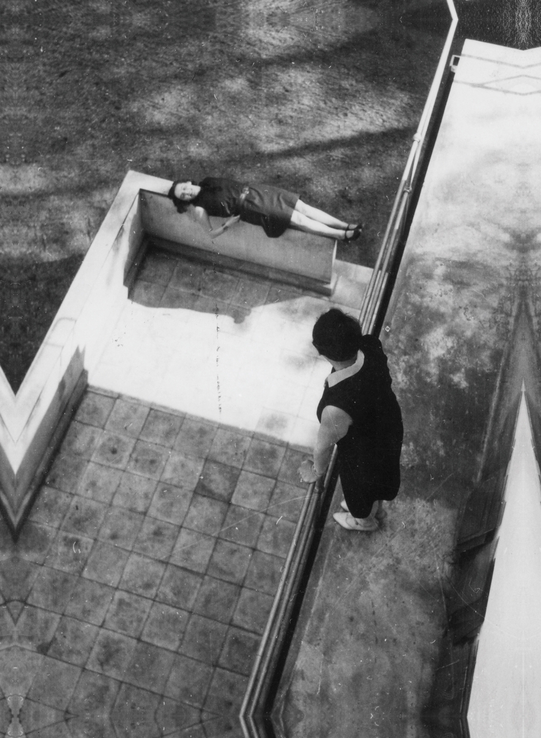Ritratto di Gret Palucca davanti alla casa padronale di Moholy-Nagy e Feininger, Dessau, stampa a gelatina d’argento, 1927 Source: Moholy-Nagy Foundation  | Portrait of Gret Palucca at Moholy-Nagy’s master semidetached house, Feininger,  Dessau, gelatin silver print, 1927